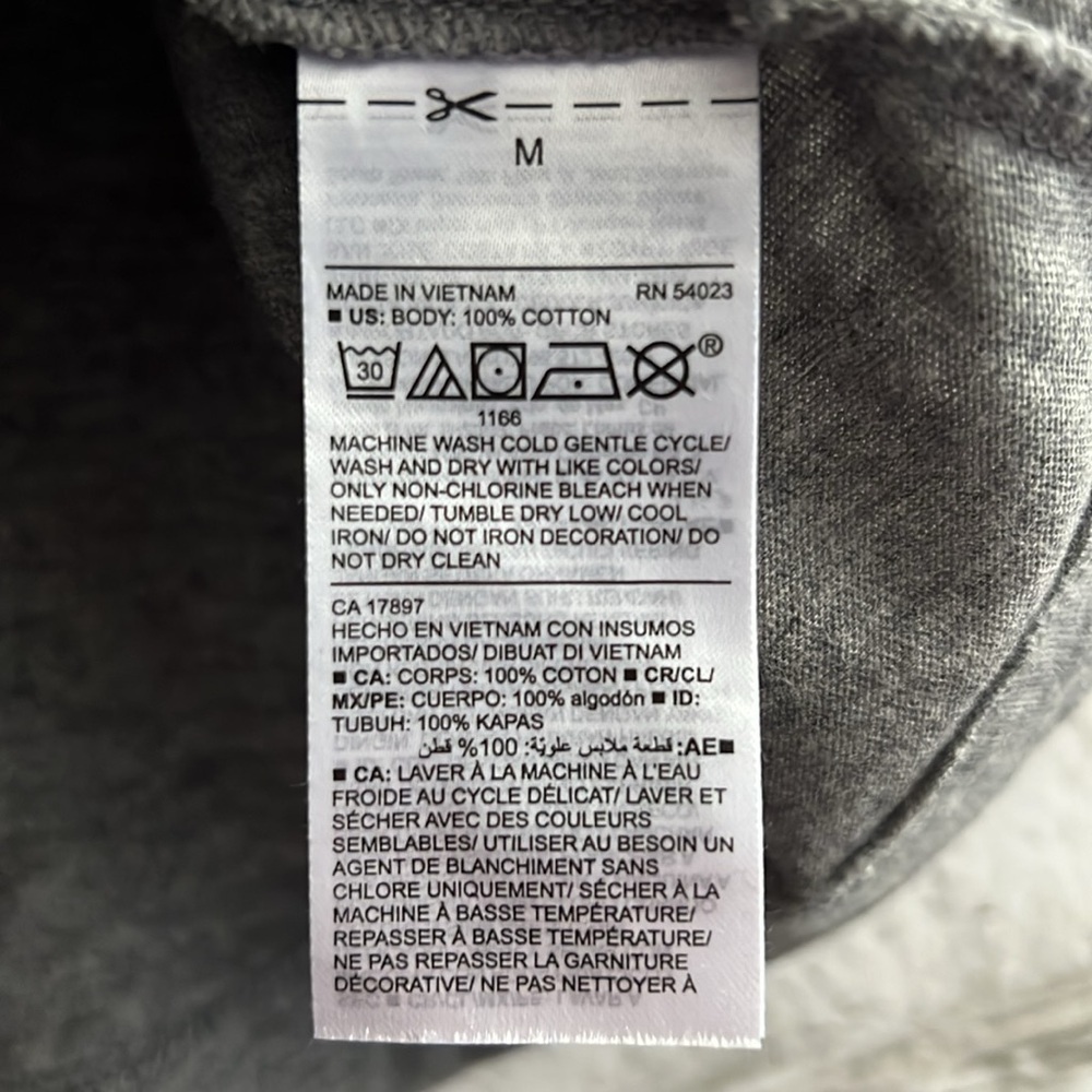 NWT Loose-Fit Santa Believe Graphic  Easy Tee | Old Navy size Medium Gray - Picture 4 of 4
